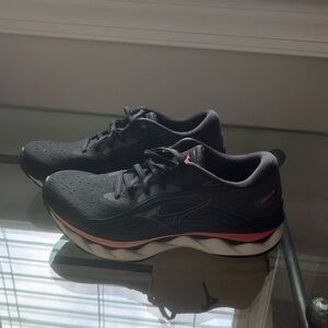 BRAND NEW Mizuno Wave Sky 6